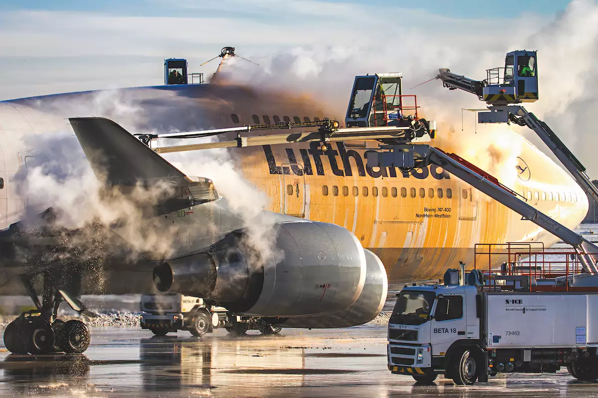 Защита воздушного судна от наземного обледенения