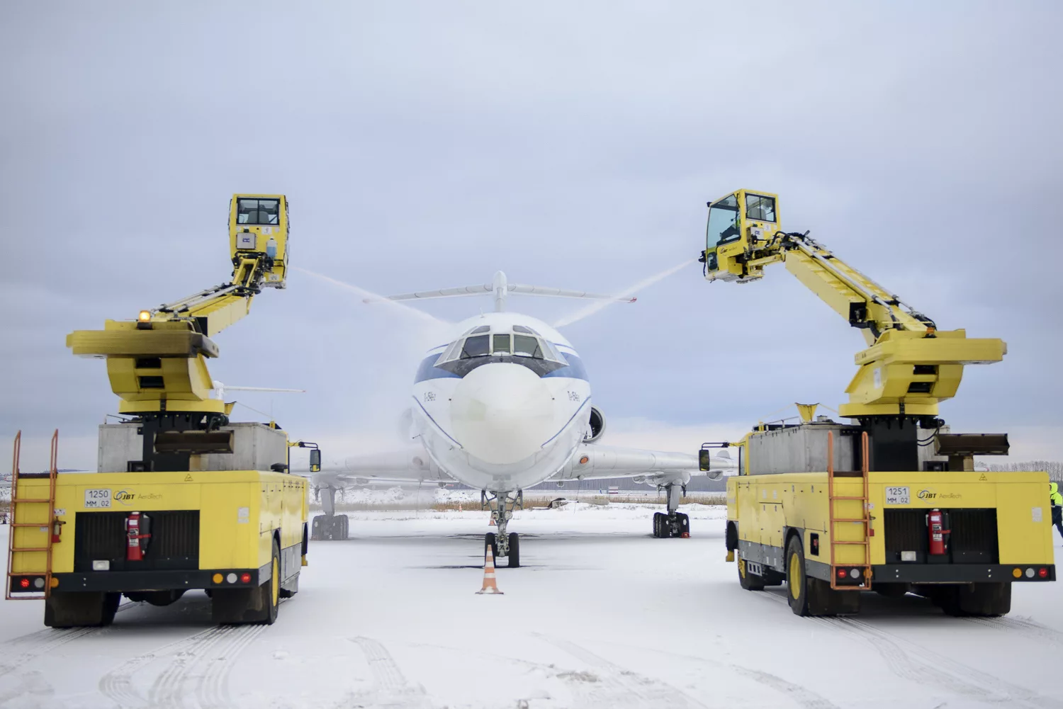 Защита воздушного судна от наземного обледенения